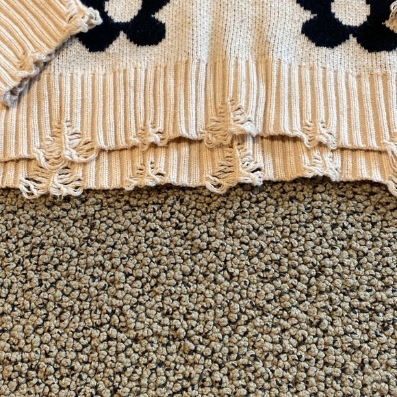 Bailey Rose Distressed Flower V Neck Sweater Soze XS in Like New Condition - Picture 3 of 8